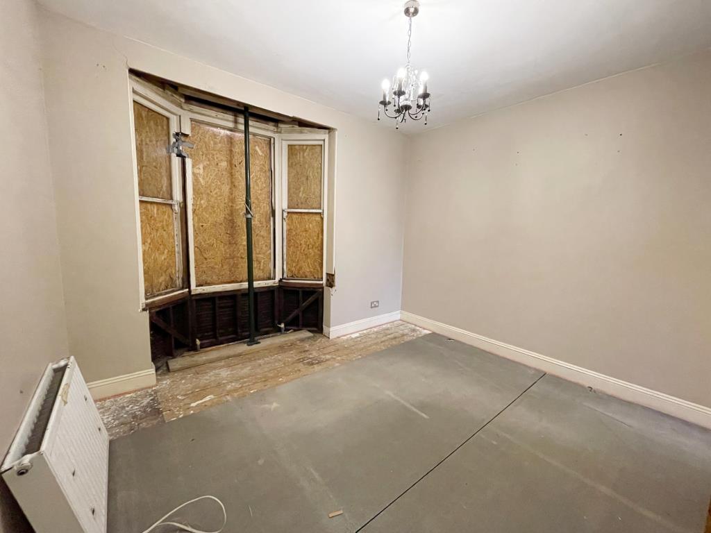 Lot: 49 - VACANT SEMI-DETACHED HOUSE FOR IMPROVEMENT -